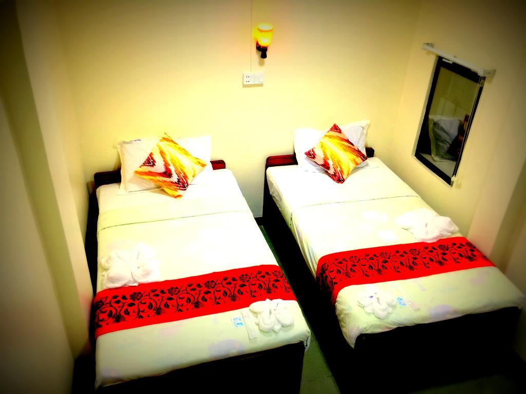Everest Hotel Yangon Extérieur photo