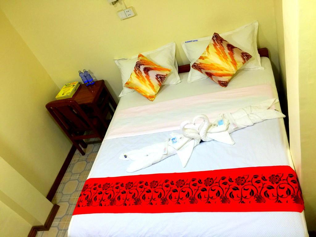 Everest Hotel Yangon Extérieur photo