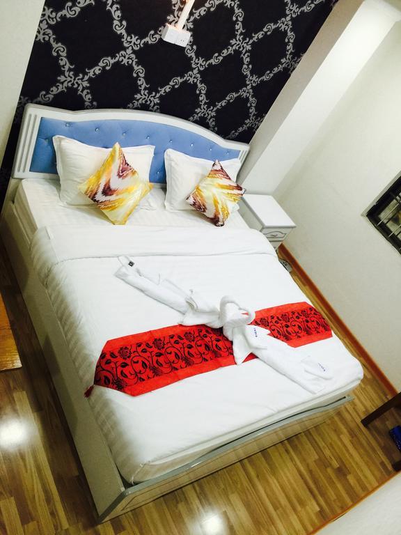 Everest Hotel Yangon Extérieur photo