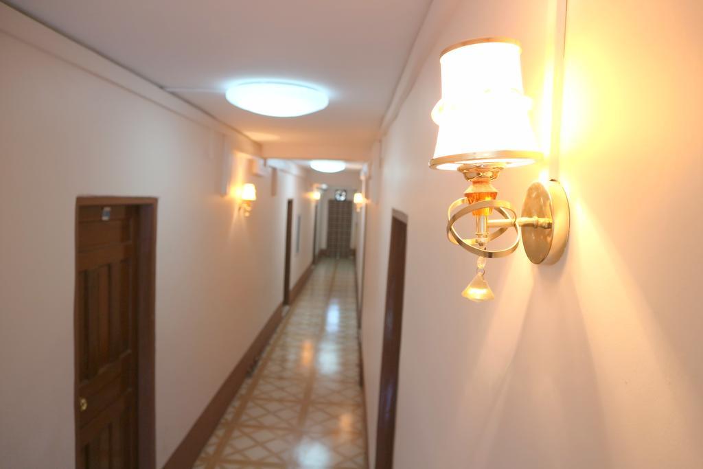Everest Hotel Yangon Extérieur photo