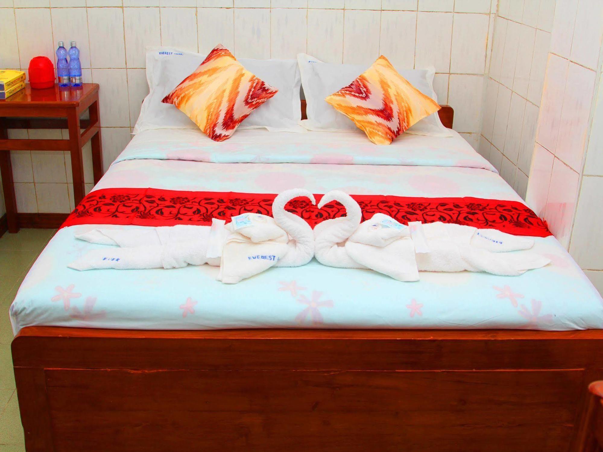 Everest Hotel Yangon Extérieur photo